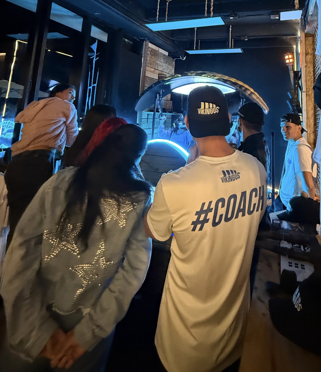 Der Saal im Valhalla World war voll besetzt, als sich die Besucher während einer Gruppenveranstaltung um die VR-Attraktion versammelten